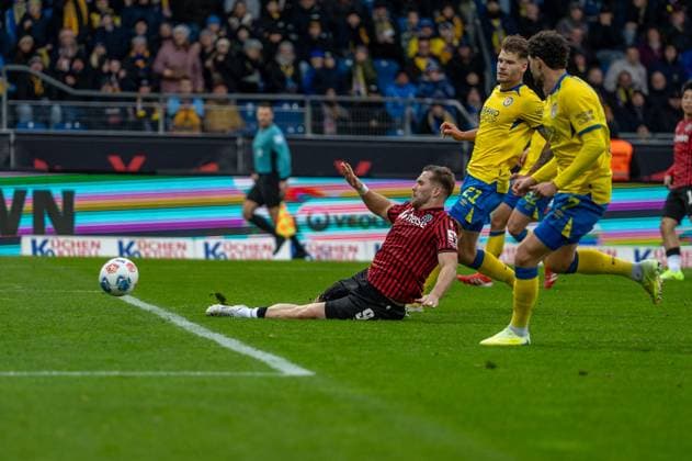 Germany, Football, 2 Bundesliga, Matchday 10 2025 2026, Eintracht Braunschweig Hannover 96 on 26 10 in Braunschweig Eintracht Stadion Benjamin Källman Hannover 96 9 narrowly misses the feed from Daisuke Yokota Hannover 96 18 Copyright: xSvenxHeidmannx