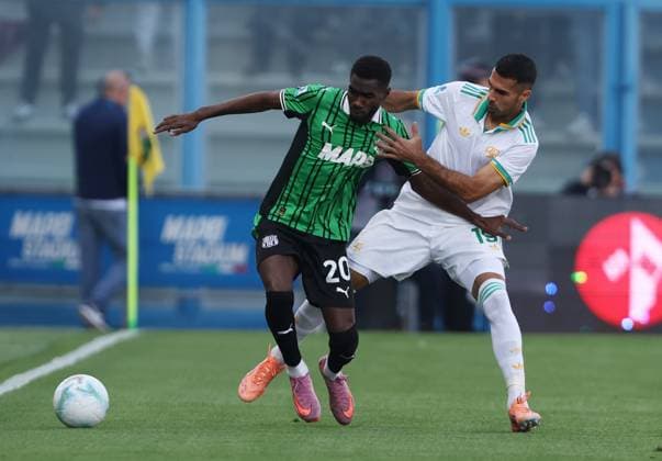 Sassuolo s Alieu Fadera fight for the ball with Roma s Zeki CeliA during the Serie A soccer match between Sassuolo and Roma at the Mapei Stadium Citta™ del Tricolore in Reggio Emilia - Sunday, October 26, 2025. - Soccer .  Copyright: xGiannixSantandrea LaPressex