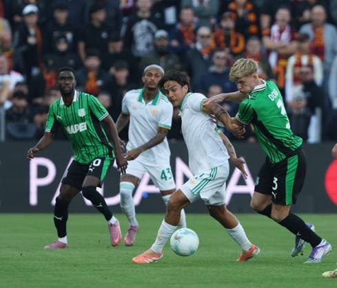 Roma s Paulo Dybala fight for the ball with Sassuolo s Josh Doig during the Serie A soccer match between Sassuolo and Roma at the Mapei Stadium Citta™ del Tricolore in Reggio Emilia - Sunday, October 26, 2025. - Soccer .  Copyright: xGiannixSantandrea LaPressex