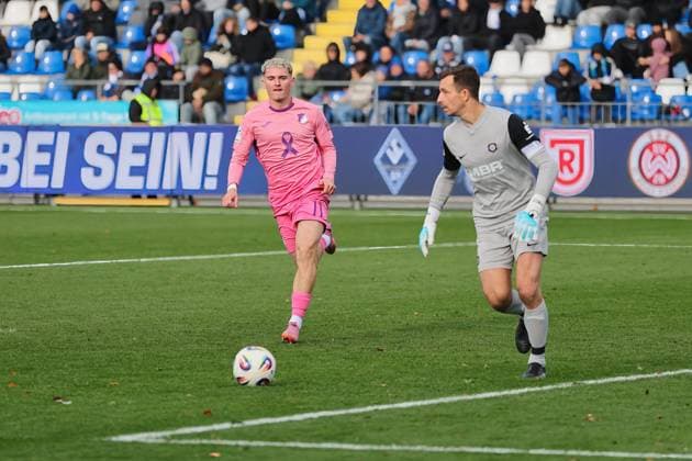 v li in duel Paul Hennrich TSG Hoffenheim II, 11 , Martin Maennel FC Erzgebirge Aue, 1 GER, TSG 1899 Hoffenheim II vs FC Erzgebirge Aue, Football, 3 Liga, Matchday 12, Season 2025 2026, 26 10 2025 DFL DFB REGULATIONS PROHIBIT ANY USE OF PHOTOGRAPHS as IMAGE SEQUENCES and or QUASI VIDEO GER,TSG 1899 Hoffenheim II vs FC Erzgebirge Aue, Football, 3 Liga, Matchday 12, Season 2025 2026, 26 10 2025 Hoffenheim Copyright: xEibner-Pressefoto JoergxHirschx EP_JHH