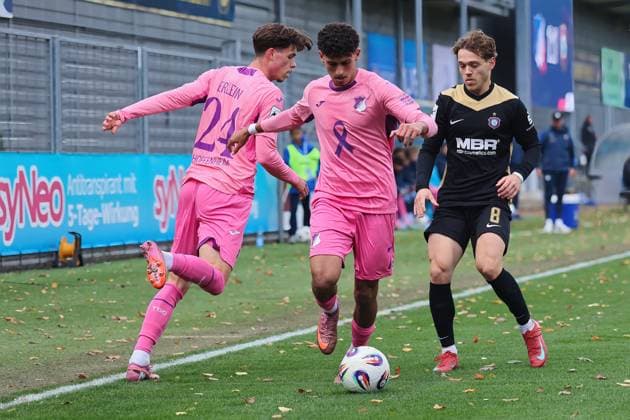 from left in duel Luca Erlein TSG Hoffenheim II, 24 , Ayoube Amaimouni Echghouyab TSG Hoffenheim II, 7 , Mika Clausen FC Erzgebirge Aue, 8 GER, TSG 1899 Hoffenheim II vs FC Erzgebirge Aue, Football, 3 Liga, Matchday 12, Season 2025 2026, 26 10 2025 DFL DFB REGULATIONS PROHIBIT ANY USE OF PHOTOGRAPHS as IMAGE SEQUENCES and or QUASI VIDEO GER,TSG 1899 Hoffenheim II vs FC Erzgebirge Aue, Football, 3 Liga, Matchday 12, Season 2025 2026, 26 10 2025 Hoffenheim Copyright: xEibner-Pressefoto JoergxHirschx EP_JHH