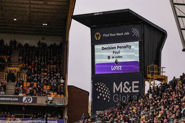 Premier League Wolverhampton Wanderers v Burnley VAR give a penalty to Wolves during the Premier League match Wolverhampton Wanderers vs Burnley at Molineux, Wolverhampton, United Kingdom, 26th October 2025 (Photo by Mark Cosgrove News Images) Wolverhampton Molineux West Midlands United Kingdom Copyright: xMarkxCosgrove NewsxImagesx