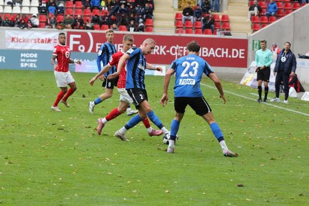 26 10 2025 xmgoodx Offenbach am Main, Sparda Bank Hessen Stadion Stadion Bieberer Berg Regionalliga Saison 2025 2026 Kickers Offenbach OFC SV Eintracht Trier 05 Jannis Held Trier vs Luca Stellwagen 22, OFC