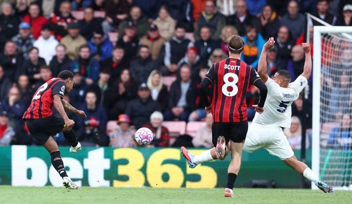 Bournemouth, England, 26th October 2025. Eli Junior Kroupi of Bournemouth scores to make it 2-0 during the AFC Bournemouth vs Nottingham Forest Premier League match at the Vitality Stadium, Bournemouth. Picture credit should read: Paul Terry Sportimage EDITORIAL USE ONLY. No use with unauthorised audio, video, data, fixture lists, club league logos or live services. Online in-match use limited to 120 images, no video emulation. No use in betting, games or single club league player publications. SPI_019_PT_Bournemouth_Notts_Forest SPI-4239-0019