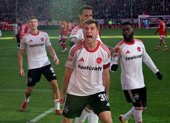 26 10 2025 Soccer season 2025 2026 2 Soccer Bundesliga 10 Matchday 1 FC Kaiserslautern FCK Lautern Roten Teufel 1 FC Nürnberg FCN Club Sportfoto Zink DaMa xdaxmax DFL regulations prohibit any use of photographs as image sequences and or quasi video only for editorial use Jubel Freude Torjubel nach Tor zum 1 1 Robin Knoche 31, 1 FC Nürnberg FCN und Mannschaft Team jubelt freut sich Torschütze Robin Knoche 31, 1 FC Nürnberg FCN