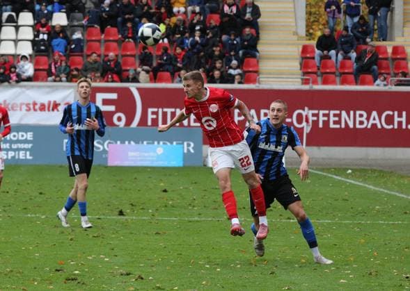 26 10 2025 xmgoodx Offenbach am Main, Sparda Bank Hessen Stadion Stadion Bieberer Berg Regionalliga Saison 2025 2026 Kickers Offenbach OFC SV Eintracht Trier 05 Jannis Held Trier vs Luca Stellwagen 22, OFC