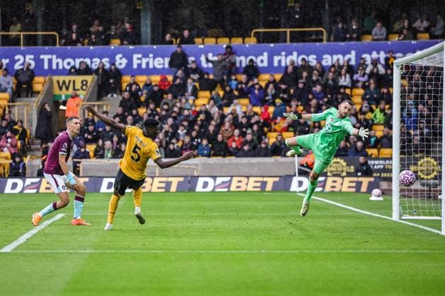 Premier League Wolverhampton Wanderers v Burnley Marshall Munetsi of Wolverhampton Wanderers scores to make it 2-2 during the Premier League match Wolverhampton Wanderers vs Burnley at Molineux, Wolverhampton, United Kingdom, 26th October 2025 (Photo by Mark Cosgrove News Images) Wolverhampton Molineux West Midlands United Kingdom Copyright: xMarkxCosgrove NewsxImagesx
