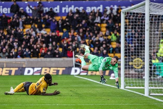 Premier League Wolverhampton Wanderers v Burnley Marshall Munetsi of Wolverhampton Wanderers scores to make it 2-2 during the Premier League match Wolverhampton Wanderers vs Burnley at Molineux, Wolverhampton, United Kingdom, 26th October 2025 (Photo by Mark Cosgrove News Images) Wolverhampton Molineux West Midlands United Kingdom Copyright: xMarkxCosgrove NewsxImagesx