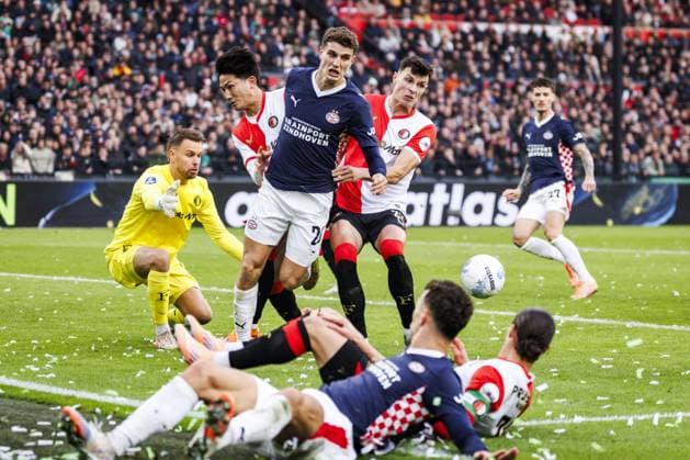 ROTTERDAM (l-r) Feyenoord goalkeeper Timon Wellenreuther, In-beom Hwang of Feyenoord, Guus Til of PSV Eindhoven, and Anel Ahmedhodzic of Feyenoord during the Dutch Eredivisie match between Feyenoord and PSV at Feyenoord Stadion de Kuip on October 26, 2025, in Rotterdam, Netherlands. ANP BAS CZERWINSKI Eredivisie 2025-2026 xVIxANPxSportx xxANPxIVx 540365190 originalFilename: 540365190.jpg