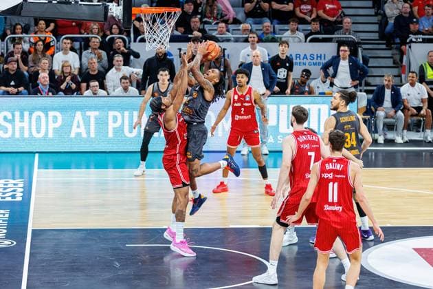 Demarcus Demonia BMA365 Bamberg Baskets, 08 , Nike Sibande Niners Chemnitz, 02 , BMA365 Bamberg Baskets vs Niners Chemnitz, Basketball, easyCredit BBL, 5 Matchday, 26 10 2025 BMA365 Bamberg Baskets vs Niners Chemnitz, Basketball, easyCredit BBL, 5 Matchday, 26 10 2025 Bamberg Copyright: xEibner-Pressefoto G.xSantemizx EP_EER
