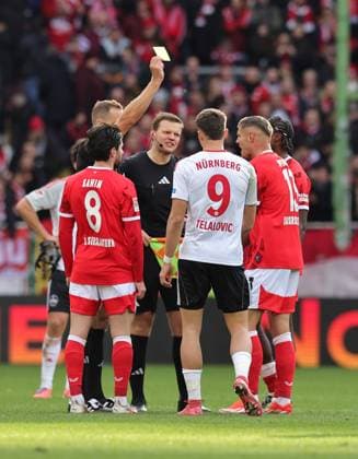 26 10 2025 Soccer season 2025 2026 2 Soccer Bundesliga 10 Matchday 1 FC Kaiserslautern FCK Lautern Roten Teufel 1 FC Nürnberg FCN Club Sportfoto Zink DaMa xdaxmax DFL regulations prohibit any use of photographs as image sequences and or quasi video only for editorial use Erik Wekesser 13, 1 FC Kaiserslautern FCK discusses with Sören Storks referee after the end of the match and sees yellow card yellow