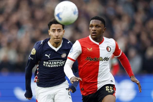 ROTTERDAM - (l-r) Anass Salah-Eddine of PSV Eindhoven, Givairo Read of Feyenoord during the Dutch Eredivisie match between Feyenoord and PSV at Feyenoord Stadium de Kuip on October 26, 2025, in Rotterdam, Netherlands. ANP MAURICE VAN STEEN Eredivisie 2025-2026 xVIxANPxSportx xxANPxIVx 540365262 originalFilename: 540365262.jpg