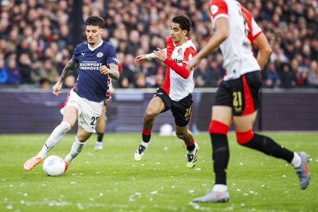 ROTTERDAM - (l-r) Dennis Man of PSV Eindhoven and Oussama Targhalline of Feyenoord during the Dutch Eredivisie match between Feyenoord and PSV at Feyenoord Stadium De Kuip on October 26, 2025, in Rotterdam, Netherlands. ANP BAS CZERWINSKI Eredivisie 2025-2026 xVIxANPxSportx xxANPxIVx 540365275 originalFilename: 540365275.jpg