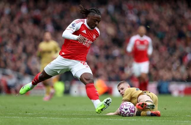 Arsenal gegen Crystal Palace 26. Oktober 2025 London Premier League Fußball Arsenal gegen Crystal Palace Eberechi Eze von Arsenal wird von Adam Wharton von Crystal Palace angegriffen Foto von Mark Leech London UK  Copyright: xMarkxLeechxOffside