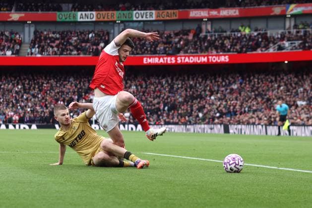 Arsenal gegen Crystal Palace 26. Oktober 2025 London Premier League Fußball Arsenal gegen Crystal Palace Declan Rice von Arsenal wird von Adam Wharton von Crystal Palace angegriffen Foto von Mark Leech London UK  Copyright: xMarkxLeechxOffside