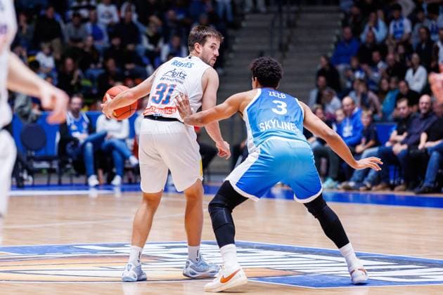 easycredit BBL, Frankfurt Skyliners Syntainics MBC, 26 10 2025 Spencer Reaves SYNTAINICS MBC, 31 shields the ball against Garai Zeeb Frankfurt Skyliners, 3 from game of the easycredit BBL easycredit BBL, Frankfurt Skyliners Syntainics MBC on matchday 5 of the 25 26 season at the Süwag Energie ARENA on 26 10 2025 Copyright: xBEAUTIFULxSPORTS Hahnex