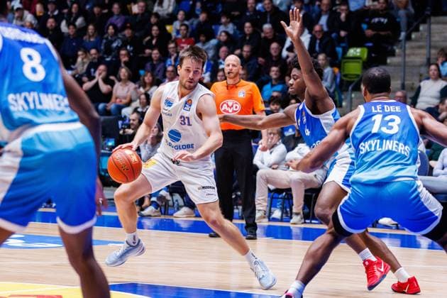 easycredit BBL, Frankfurt Skyliners Syntainics MBC, 26 10 2025 Spencer Reaves SYNTAINICS MBC, 31 against Nahiem Alleyne Frankfurt Skyliners, 4 game of the easycredit BBL easycredit BBL, Frankfurt Skyliners Syntainics MBC on matchday 5 of the 25 26 season at the Süwag Energie ARENA on 26 10 2025 Copyright: xBEAUTIFULxSPORTS Hahnex
