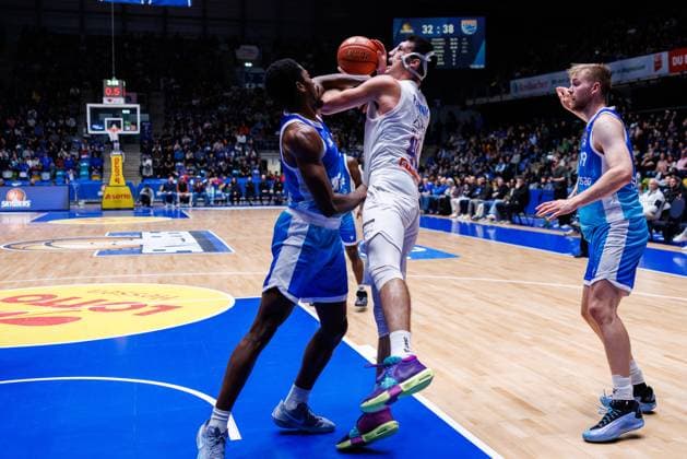 easycredit BBL, Frankfurt Skyliners Syntainics MBC, 26 10 2025 Fight for the ball between William Christmas Frankfurt Skyliners, 8 and Jure Planinic SYNTAINICS MBC, 44 Game of the easycredit BBL easycredit BBL, Frankfurt Skyliners Syntainics MBC on Matchday 5 of the 25 26 season at the Süwag Energie ARENA on 26 10 2025 Copyright: xBEAUTIFULxSPORTS Hahnex