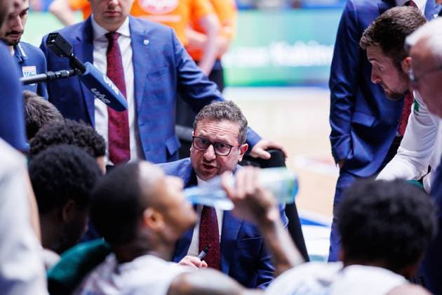 easycredit BBL, Frankfurt Skyliners Syntainics MBC, 26 10 2025 Coach Marco Ramondino SYNTAINICS MBC during a timeout speech Game of the easycredit BBL easycredit BBL, Frankfurt Skyliners Syntainics MBC on matchday 5 of the 25 26 season in the Süwag Energie ARENA on 26 10 2025 Copyright: xBEAUTIFULxSPORTS Hahnex