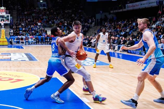 easycredit BBL, Frankfurt Skyliners Syntainics MBC, 26 10 2025 Jure Planinic SYNTAINICS MBC, 44 with ball against William Christmas Frankfurt Skyliners, 8 at the zone Game of the easycredit BBL easycredit BBL, Frankfurt Skyliners Syntainics MBC on Matchday 5 of Season 25 26 at Süwag Energie ARENA on 26 10 2025 Copyright: xBEAUTIFULxSPORTS Hahnex