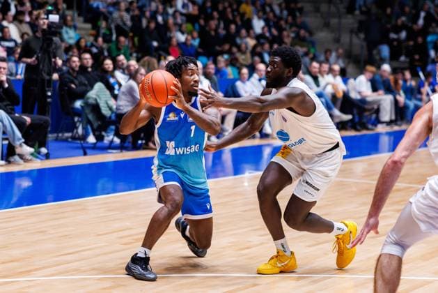 easycredit BBL, Frankfurt Skyliners Syntainics MBC, 26 10 2025 Isaiah Swope Frankfurt Skyliners, 1 with ball against Khyri Thomas SYNTAINICS MBC, 0 Game of the easycredit BBL easycredit BBL, Frankfurt Skyliners Syntainics MBC on Matchday 5 of the 25 26 season at the Süwag Energie ARENA on 26 10 2025 Copyright: xBEAUTIFULxSPORTS Hahnex