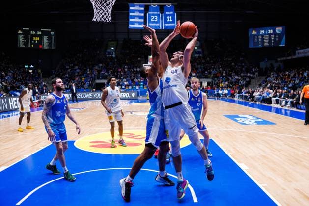 easycredit BBL, Frankfurt Skyliners Syntainics MBC, 26 10 2025 Jure Planinic SYNTAINICS MBC, 44 with a lay-up against Jaedon LeDee Frankfurt Skyliners, 13 Game of the easycredit BBL easycredit BBL, Frankfurt Skyliners Syntainics MBC on Matchday 5 of the 25 26 season at Süwag Energie ARENA on 26 10 2025 Copyright: xBEAUTIFULxSPORTS Hahnex