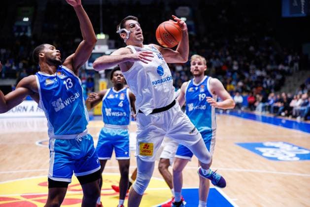 easycredit BBL, Frankfurt Skyliners Syntainics MBC, 26 10 2025 Jure Planinic SYNTAINICS MBC, 44 secures an offensive rebound against Jaedon LeDee Frankfurt Skyliners, 13 Game of the easycredit BBL easycredit BBL, Frankfurt Skyliners Syntainics MBC on Matchday 5 of the 25 26 season at the Süwag Energie ARENA on 26 10 2025 Copyright: xBEAUTIFULxSPORTS Hahnex
