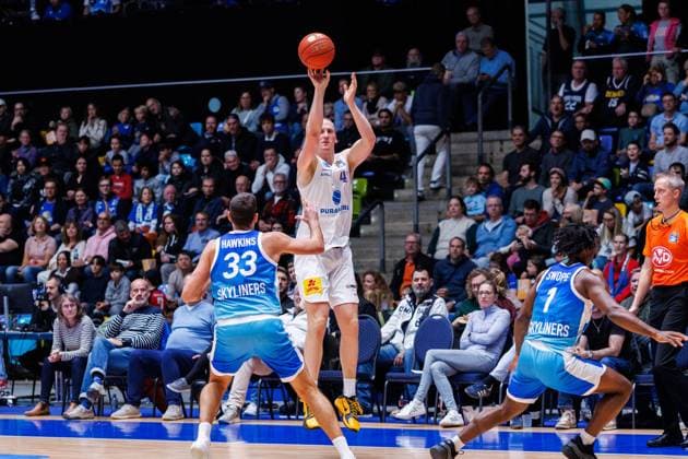 easycredit BBL, Frankfurt Skyliners Syntainics MBC, 26 10 2025 Collin Welp SYNTAINICS MBC, 40 with a three-pointer against Ryan Hawkins Frankfurt Skyliners, 33 Game of the easycredit BBL easycredit BBL, Frankfurt Skyliners Syntainics MBC on Matchday 5 of the 25 26 season at Süwag Energie ARENA on 26 10 2025 Copyright: xBEAUTIFULxSPORTS Hahnex