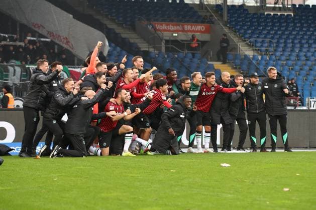 26 10 2025, xtgx, Fussball 2 Bundesliga, Eintracht Braunschweig Hannover 96 v l Hannover Jubel über den Sieg, Jubel nach Spielende DFL DFB REGULATIONS PROHIBIT ANY USE OF PHOTOGRAPHS as IMAGE SEQUENCES and or QUASI VIDEO Braunschweig