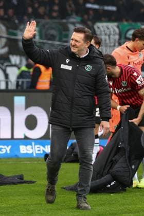 26 10 2025, xtgx, Soccer 2 Bundesliga, Eintracht Braunschweig Hannover 96 v l Christian Titz Hannover, Coach DFL DFB REGULATIONS PROHIBIT ANY USE OF PHOTOGRAPHS as IMAGE SEQUENCES and or QUASI VIDEO Braunschweig