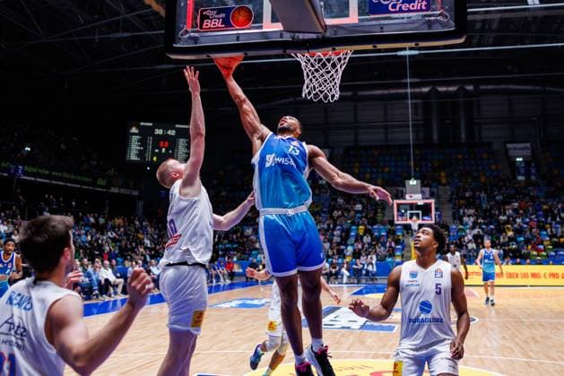 easycredit BBL, Frankfurt Skyliners Syntainics MBC, 26 10 2025 Jaedon LeDee Frankfurt Skyliners, 13 taps an offensive rebound into the basket against Collin Welp SYNTAINICS MBC, 40 but the clock is already at zero Its 38 42 at half-time easycredit BBL easycredit BBL game, Frankfurt Skyliners Syntainics MBC on Matchday 5 of the 25 26 season at Süwag Energie ARENA on 26 10 2025 Copyright: xBEAUTIFULxSPORTS Hahnex