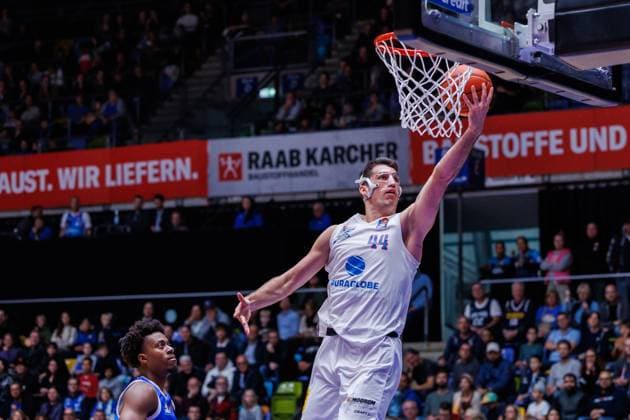 easycredit BBL, Frankfurt Skyliners Syntainics MBC, 26 10 2025 Jure Planinic SYNTAINICS MBC, 44 with a lay-up against Nahiem Alleyne Frankfurt Skyliners, 4 game of the easycredit BBL easycredit BBL, Frankfurt Skyliners Syntainics MBC on matchday 5 of the 25 26 season at Süwag Energie ARENA on 26 10 2025 Copyright: xBEAUTIFULxSPORTS Hahnex