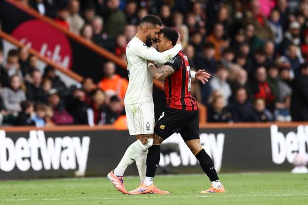 Bournemouth gegen Nottingham Forest 26. Oktober 2025, Bournemouth Premier League Fußball Bournemouth gegen Nottingham Forest Douglas Luiz von Nottingham Forest legt sich mit Justin Kluivert von Bournemouth an Foto Jacques Feeney Abseits Bournemouth UK  Copyright: xJacquesxFeeneyx xOffsidexOffside