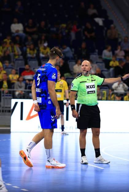 Referee shows decision on the pitch Referee shows decision on the pitch Copyright: xSpeedshotx