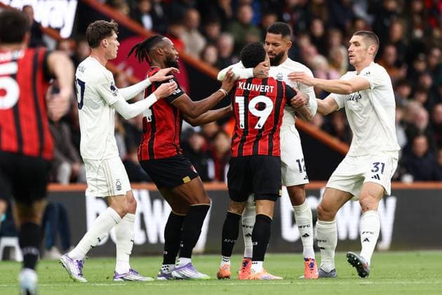 Bournemouth gegen Nottingham Forest 26. Oktober 2025, Bournemouth Premier League Fußball Bournemouth gegen Nottingham Forest Douglas Luiz von Nottingham Forest legt sich mit Justin Kluivert von Bournemouth an Foto Jacques Feeney Abseits Bournemouth UK  Copyright: xJacquesxFeeneyx xOffsidexOffside