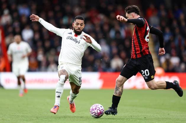 Bournemouth gegen Nottingham Forest 26. Oktober 2025, Bournemouth Premier League Fußball Bournemouth gegen Nottingham Forest Douglas Luiz von Nottingham Forest und Alex Jimenez von Bournemouth Foto Jacques Feeney Abseits Bournemouth UK  Copyright: xJacquesxFeeneyx xOffsidexOffside