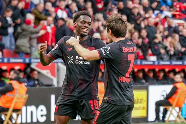 Germany Soccer Bundesliga 2025 26, 8 Matchday Bayer 04 Leverkusen vs SC Freiburg BayArena Leverkusen Goal and goal celebration to 1 0 by Ernest Poku Bayer 04 Leverkusen, 19 Joy, emotions, jubilation with Jonas Hofmann Bayer 04 Leverkusen, 7 Leverkusen North Rhine-Westphalia Germany Copyright: xJOERANxSTEINSIEKx