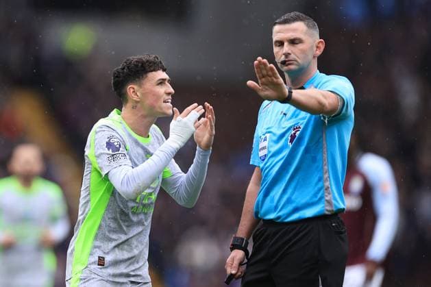 Fußball Premier League Aston Villa v Manchester City 26. Oktober 2025 Premier League Aston Villa v Manchester City Phil Foden von Manchester City bittet den Schiedsrichter Michael Oliver Foto Simon Stacpoole Abseits Birmingham UK  Copyright: xSimonxStacpoolexOffside