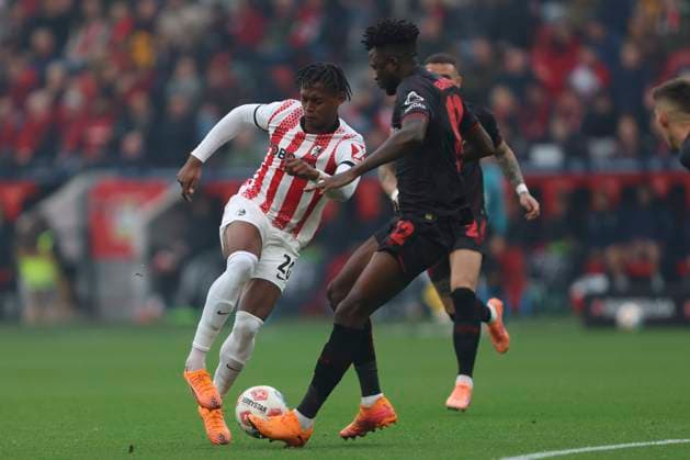 Junior Adamu (SC Freiburg) und Edmond Tapsoba (Bayer 04 Leverkusen) im Zweikampf waehrend des spiels der Bundesliga zwischen Bayer 04 Leverkusen und Club Freiburg, BayArena am 26. October 2025 in Leverkusen, Deutschland. (Foto von Oliver Kaelke DeFodi Images) +++ Junior Adamu (SC Freiburg) und Edmond Tapsoba (Bayer 04 Leverkusen) battle for the ball during the Bundesliga match between Bayer 04 Leverkusen and Sport-Club Freiburg at BayArena on October 26, 2025 in Leverkusen, Germany. (Photo by Oliver Kaelke DeFodi Images) DFL regulations prohibit any use of photographs as image sequences and or quasi-video. (Photo by Oliver Kaelke DeFodi Images) Junior Adamu SC Freiburg und Edmond Tapsoba Bayer 04 Leverkusen im Zweikampf waehrend des spiels der Bundesliga zwischen Bayer 04 Leverkusen und Sport Club Freiburg, BayArena am 26 October 2025 in Leverkusen, Germany Photo by Oliver Kaelke DeFodi Images Junior Adamu SC Freiburg und Edmond Tapsoba Bayer 04 Leverkusen battle for the ball during the Bundesliga match between Bayer 04 Leverkusen and Sport Club Freiburg at BayArena on October 26, 2025 in Leverkusen, Germany Photo by Oliver Kaelke DeFodi Images DFL regulations prohibit any use of photographs as image sequences and or quasi video Photo by Oliver Kaelke DeFodi Images