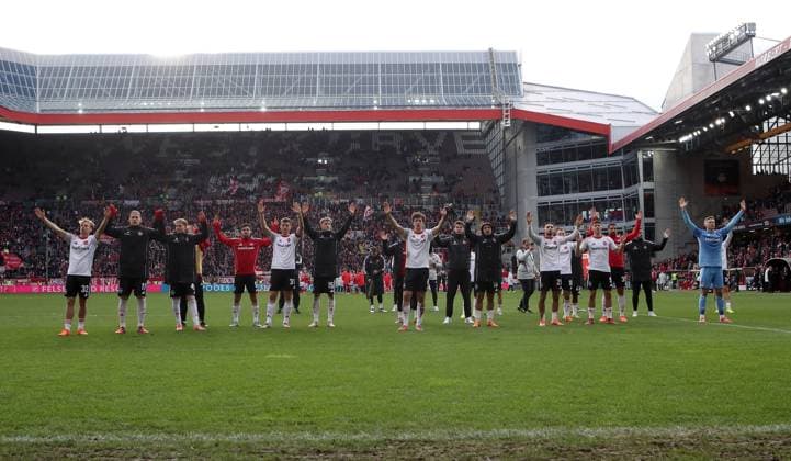 26 10 2025 Soccer Season 2025 2026 2 Soccer Bundesliga 10 Matchday 1 FC Kaiserslautern FCK Lautern Roten Teufel 1 FC Nürnberg FCN Club Sportfoto Zink DaMa xdaxmax DFL regulations prohibit any use of photographs as image sequences and or quasi video only for editorial use Mannschaft Team des FCN singt nach Spielende mit Clubfan Clubfans FCN Fans Fans