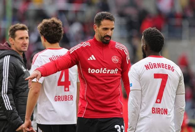 26 10 2025 Soccer Season 2025 2026 2 Soccer Bundesliga 10 Matchday 1 FC Kaiserslautern FCK Lautern Red Devils 1 FC Nürnberg FCN Club Sportfoto Zink DaMa xdaxmax DFL regulations prohibit any use of photographs as image sequences and or quasi video only for editorial use Adriano Grimaldi 33, 1 FC Nürnberg FCN talks to Mickael Mickaël Biron 7, 1 FC Nürnberg FCN after the end of the match
