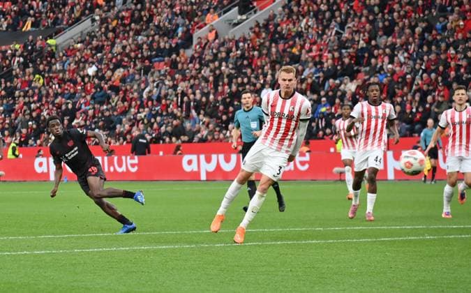Ernest Poku Bayer 04 Leverkusen , left, scores the goal with this shot to 1 0, right Philipp Lienhart SC Freiburg 26 10 2025, Soccer 1 Bundesliga, Season 2025 2026, 8 Matchday, Bayer 04 Leverkusen SC Freiburg DFL regulations prohibit any use of photographs as image sequences and or quasi video Leverkusen BayArena Nordrhein Westfalen Germany Team2