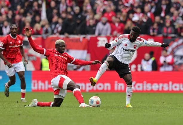 26 10 2025 Soccer Season 2025 2026 2 Soccer Bundesliga 10 Matchday 1 FC Kaiserslautern FCK Lautern Red Devils 1 FC Nuremberg FCN Club Sportfoto Zink DaMa xdaxmax DFL regulations prohibit any use of photographs as image sequences and or quasi video only for editorial use Afeez Aremu 23, 1 FC Kaiserslautern FCK Mickael Mickaël Biron 7, 1 FC Nuremberg FCN