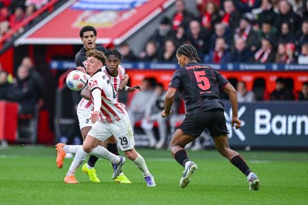 26 10 2025, Soccer, 1 Bundesliga, 8 Matchday Season 2025 2026, Bayer Leverkusen SC Freiburg, Philipp Treu SC Freiburg , Loic BadÃ Bayer Leverkusen xRHR PHOTO TKx Copyright: RHR-FOTOx RHR-FOTO TK