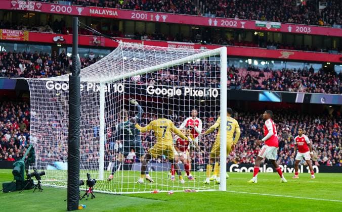 Gabriel Magalhaes of Arsenal heads against the bar at 1-0 Arsenal v Crystal Palace, Premier League, Football, Emirates Stadium, London, UK - 26 Oct 2025London Emirates Stadium United Kingdom EDITORIAL USE ONLY No use with unauthorised audio, video, data, fixture lists, club league logos or live services. Online in-match use limited to 120 images, no video emulation. No use in betting, games or single club league player publications. Copyright: xJavierxGarcia Shutterstockx 15593463o