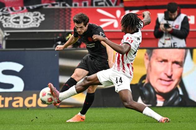 from left in duel Jonas Hofmann Leverkusen 7 Yuito Suzuki Freiburg 14 26 10 2025 Soccer Bayer Leverkusen vs SC Freiburg, BayArena, Leverkusen, DFB DFL REGULATIONS PROHIBIT ANY USE OF PHOTOGRAPHS AS IMAGE SEQUENCES AND OR QUASI VIDEO Copyright: xpepphotox xHorstxMauelshagenx pep00321, pep_20251026_hm_178893