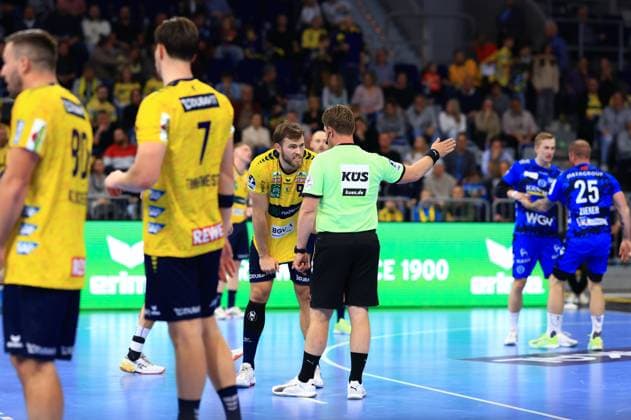 Steven Plucnar Jacobsen 9 Rhein Neckar Löwen is admonished by the referee while players of TVB 1898 Stuttgart stand in the background Admonition for Steven Plucnar Jacobsen 9 Rhein Neckar Löwen Copyright: xSpeedshotx