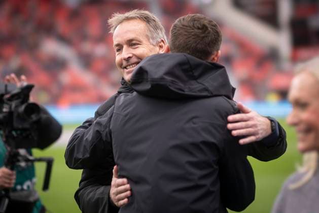 LEVERKUSEN, GERMANY - OCTOBER 26: Kasper Hjulmand (Head Coach Bayer 04 Leverkusen) und Julian Schuster (Head Coach SC Freiburg) hugging before the Bundesliga match (gameday 8) between Bayer 04 Leverkusen vs. SC Freiburg at BayArena on October 26, 2025 in Leverkusen, Germany. (Photo by Axel Kohring Beautiful Sports) DFL REGULATIONS PROHIBIT ANY USE OF PHOTOGRAPHS AS IMAGE SEQUENCES AND OR QUASI-VIDEO. Nordrhein-Westfalen Germany Copyright: xBEAUTIFULxSPORTS AxelxKohringx