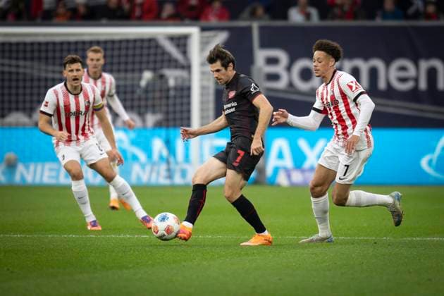 LEVERKUSEN, GERMANY - OCTOBER 26: Jonas Hofmann (Bayer 04 Leverkusen, 7) attacked by Derry Scherhant (SC Freiburg, 7) during the Bundesliga match (gameday 8) between Bayer 04 Leverkusen vs. SC Freiburg at BayArena on October 26, 2025 in Leverkusen, Germany. (Photo by Axel Kohring Beautiful Sports) DFL REGULATIONS PROHIBIT ANY USE OF PHOTOGRAPHS AS IMAGE SEQUENCES AND OR QUASI-VIDEO. Nordrhein-Westfalen Germany Copyright: xBEAUTIFULxSPORTS AxelxKohringx