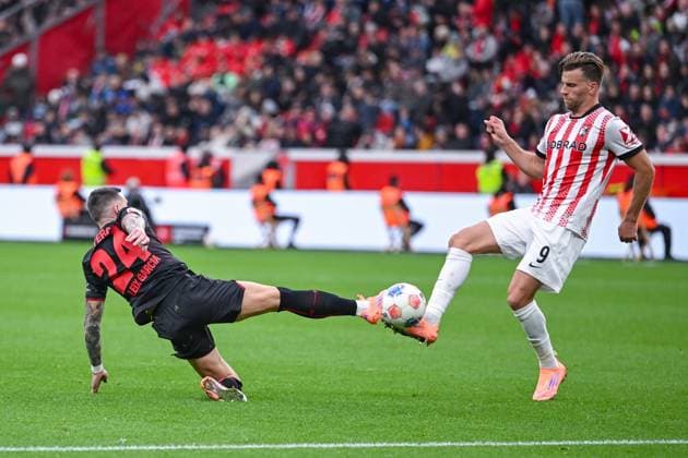 26 10 2025, Soccer, 1 Bundesliga, Matchday 8 Season 2025 2026, Bayer Leverkusen SC Freiburg, Aleix Garcia Bayer Leverkusen fouls Lucas Höler SC Freiburg xRHR PHOTO TKx Copyright: RHR-FOTOx RHR-FOTO TK
